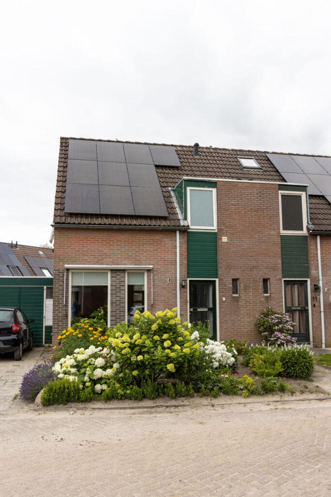 De voorkant van de woning in Norg
