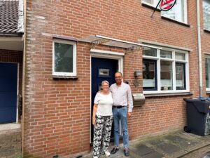 Rob en Karin bij hun huis