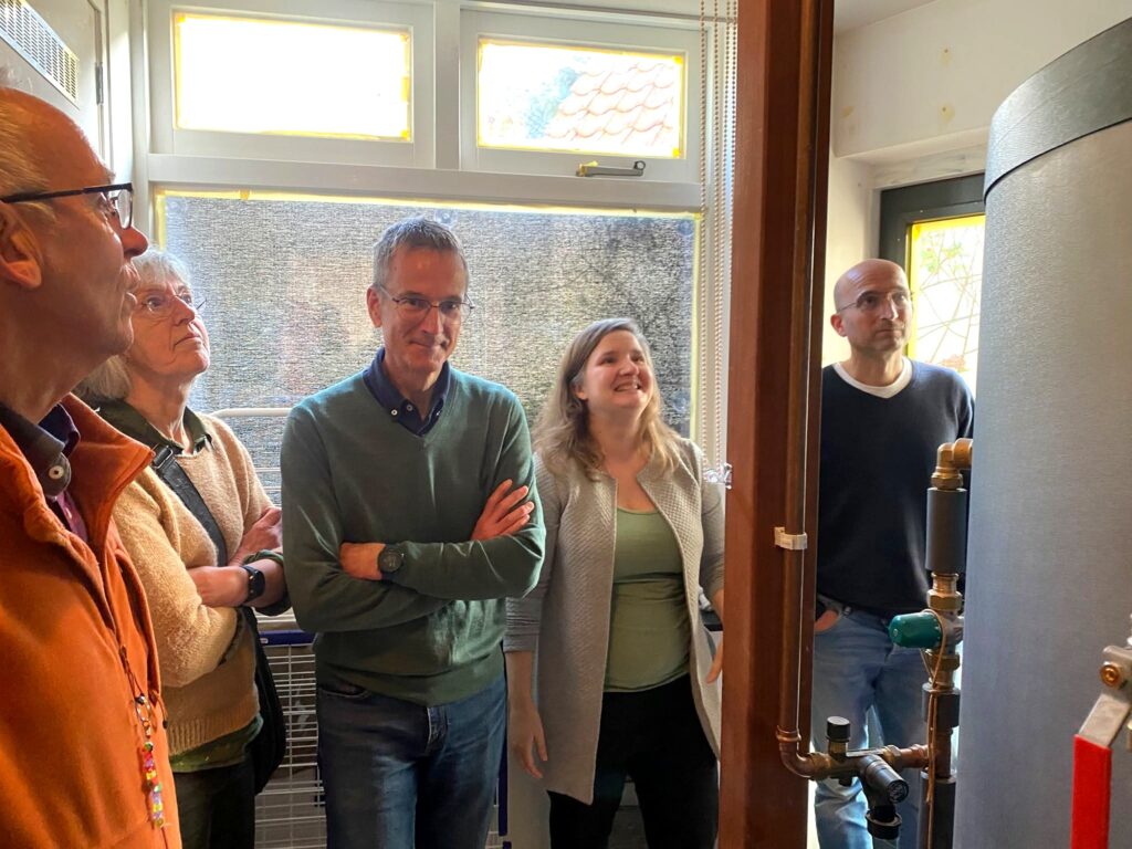 Bezoekers luisteren naar de huiseigenaar in Baarn