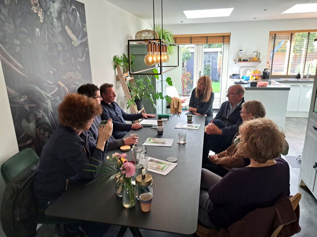 Bezoekers aan de keukentafel in een twee-onder-een-kapwoning in Doetinchem