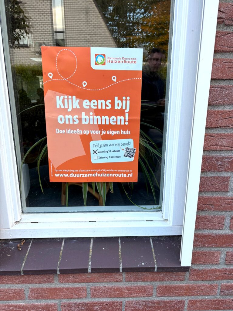 Raamposter van de Duurzame Huizen Route: kijk eens bij ons binnen