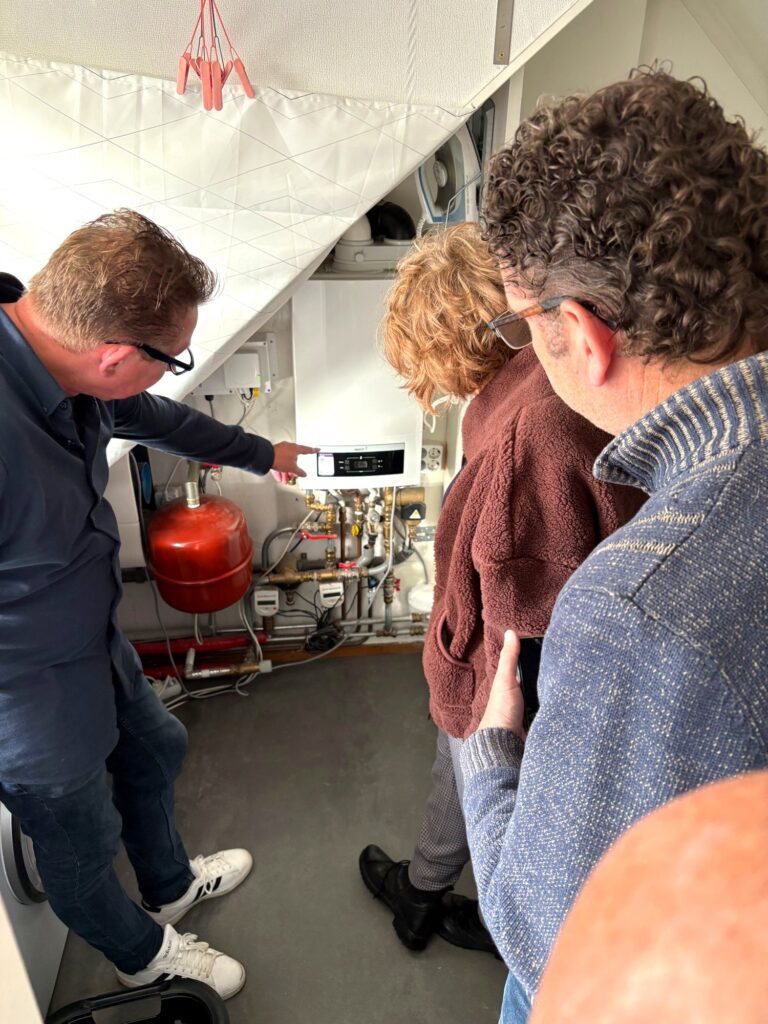 Bezoekers bekijken de installatie in Doetinchem