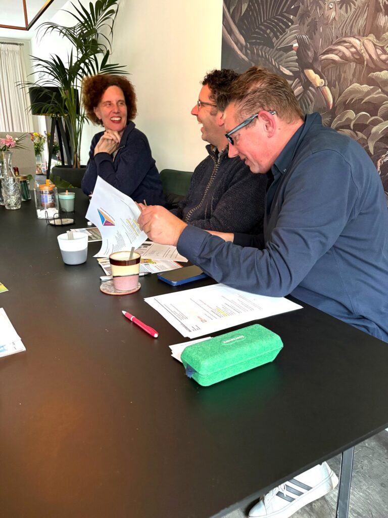 Huiseigenaar en bezoekers aan tafel in Doetinchem
