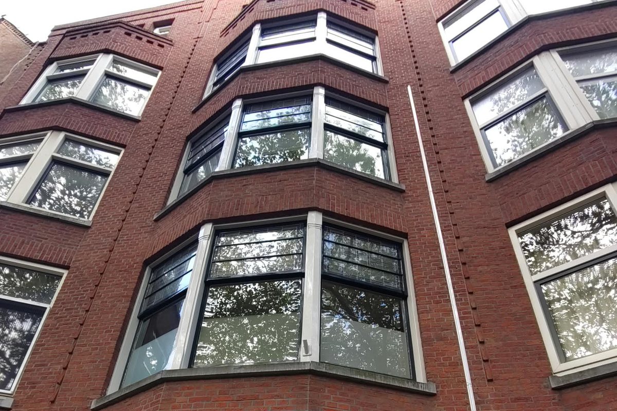 Gevel met erkers van een appartement uit 1924 in Rotterdam