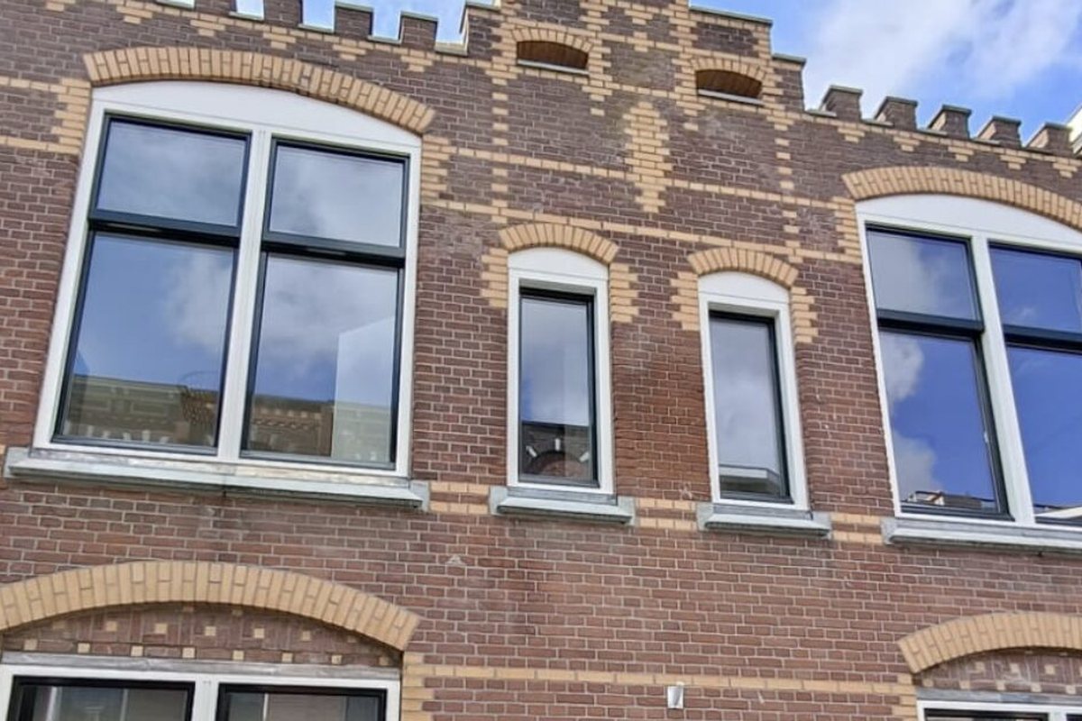 Gevel van een hoekwoning uit 1905 in Den Haag