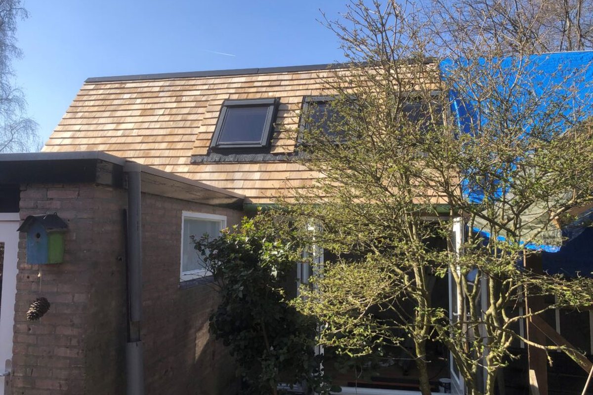 Tiny house met een dak van houten shingles in Nunspeet