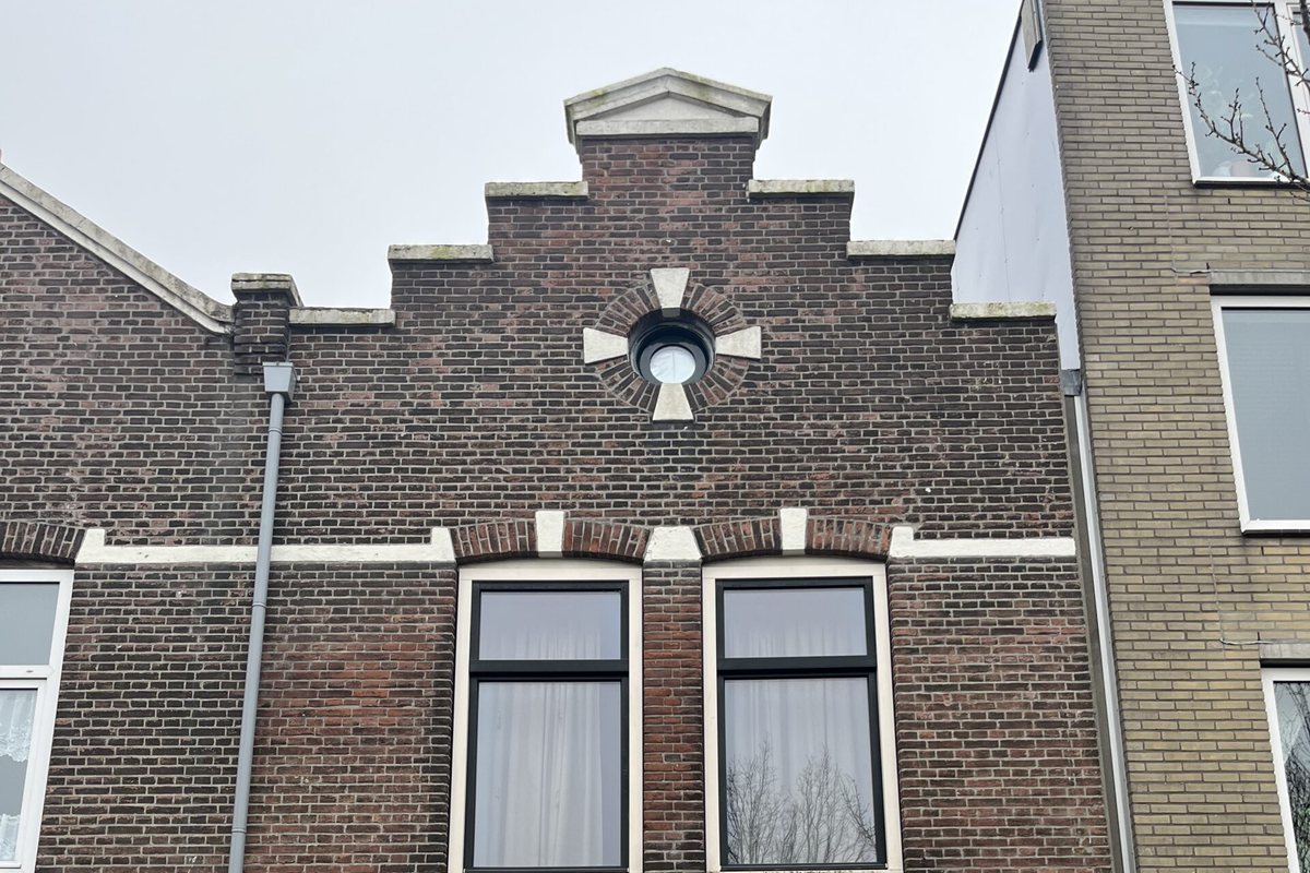Trapgevel van een tussenwoning uit 1888 in Rotterdam