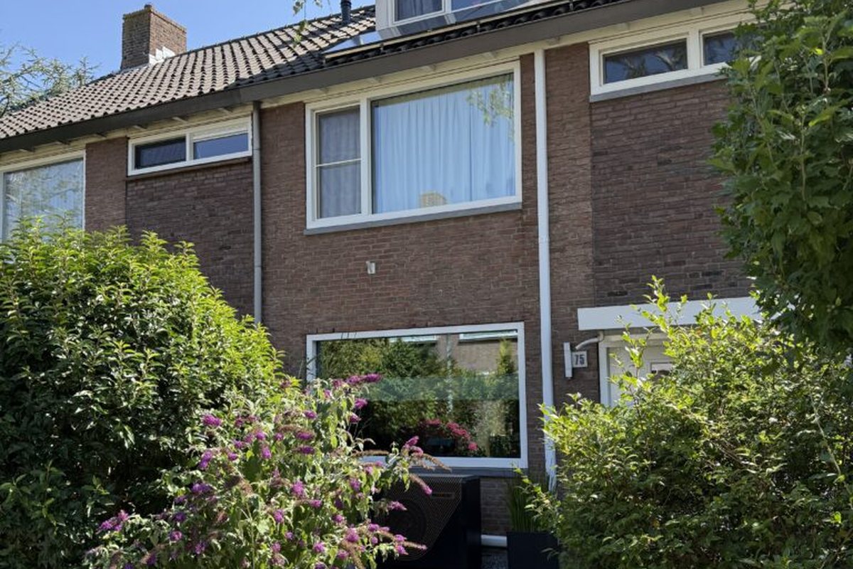 Tussenwoning uit 1968 in Krommenie met een dakkapel