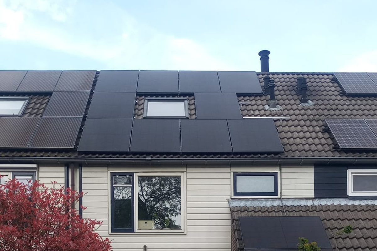 Dak met zonnepanelen van een tussenwoning uit 1988 in Rhenen