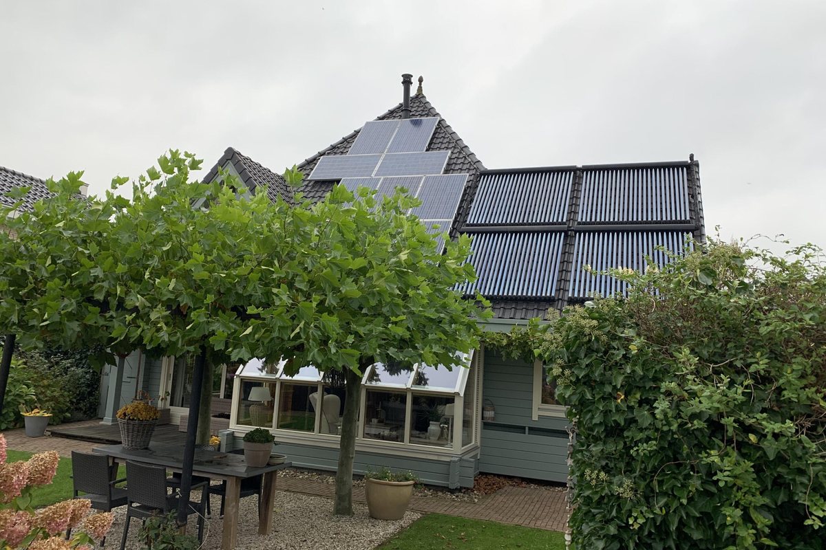 Houten huis uit 2000 in Broek op Langedijk met zonnepanelen en zonneboiler
