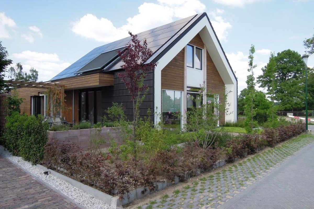 Woning uit 2017 in Rhenen met houten gevel en zonnepanelen