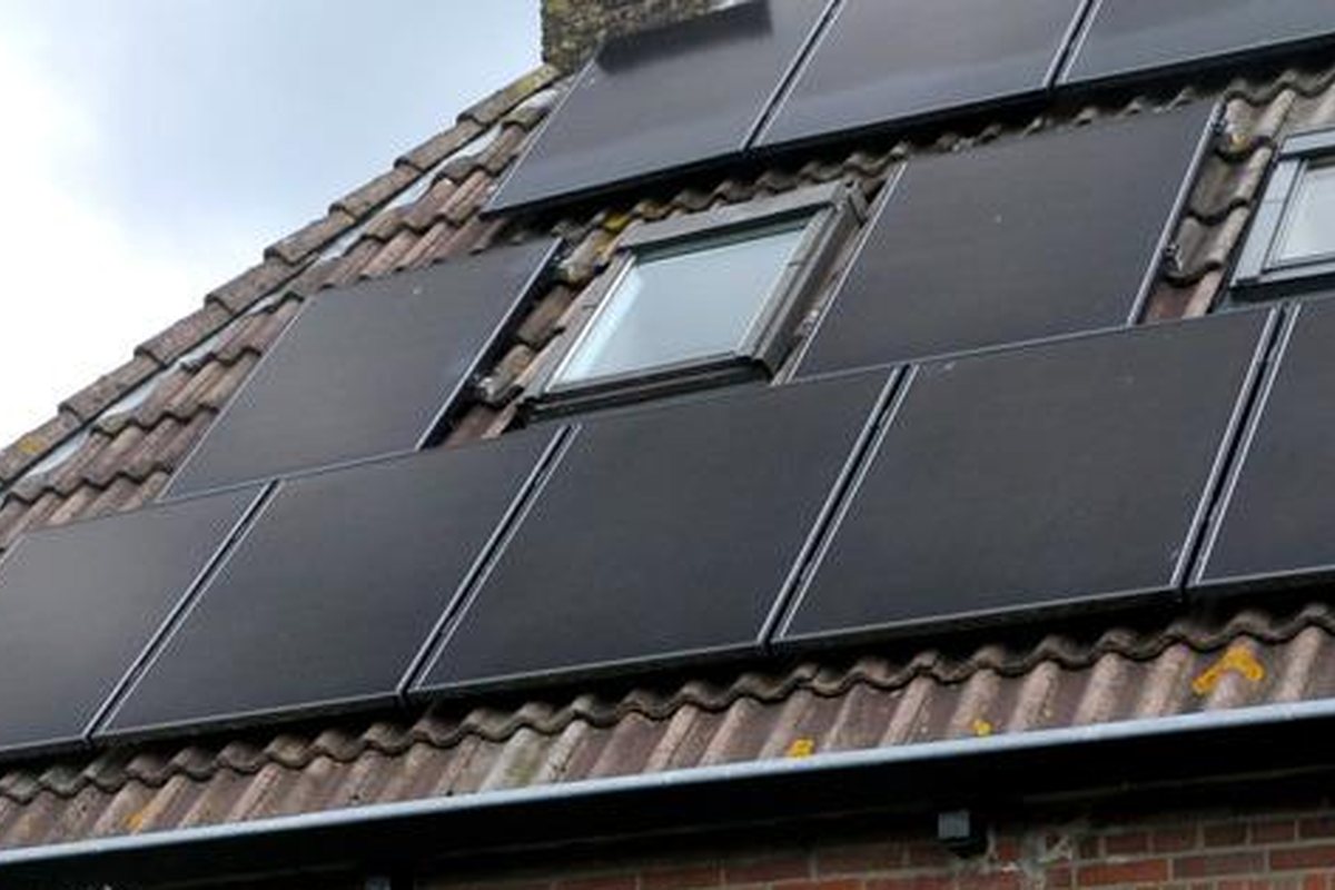 Zonnepanelen op het dak van een woonboerderij in Hiaure