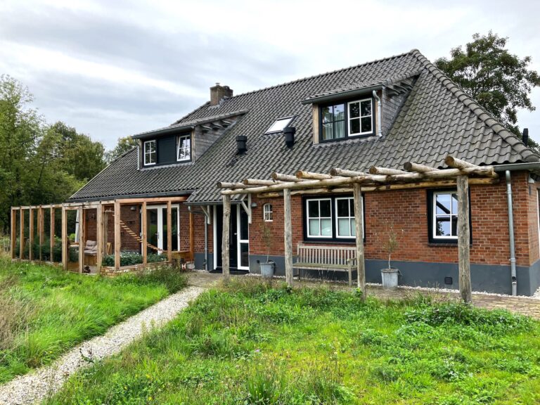 Volledig verduurzaamde helft van een woonboerderijbuitenkant.jpg