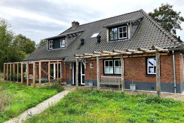 Volledig verduurzaamde helft van een woonboerderijbuitenkant.jpg