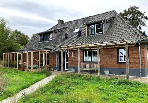 Volledig verduurzaamde helft van een woonboerderijbuitenkant.jpg